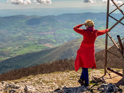 Am Gipfelkreuz: Blick Südost, April 2023 Wandern in den Marken