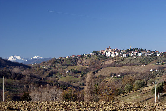 Stadt und Berge